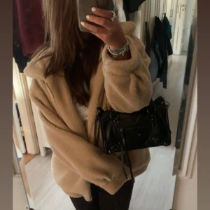 Beige teddyjacka från NAKD  - jättefin och varm teddyjacka från NAKD som inte säljs längre, varm och passar perfekt nu inför våren!  Inga defekter  Kom gärna med prisförslag ❤️
