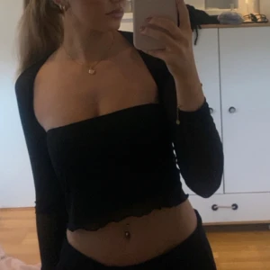 Svart topp - Snygg svart topp. I nyskick. 