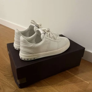 Valentino Flycrew - Ett par sjukt feta och sällsynta hel vita Valentino Flycrews med alla nitar kvar. Skorna är i storlek 39.5 men passar storlek 40. | Nypris ca 6000kr | Vårat pris endast 2599kr | Skorna är i grymt skick 9/10 och OG box ingår. Hör av dig vid frågor!🔔