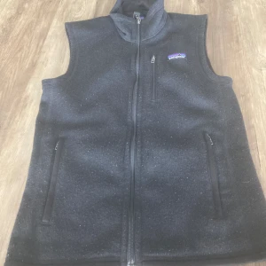 Patagonia fleece väst| xs  - Hej säljer denna feta Patagonia fleece väst i storlek xs passar 155-165cm lång. Snabb affär uppskattas.tveka inte vid funderingar kring västen dm öppet! 