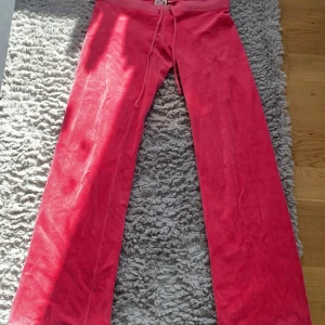 Juicy byxor  - Ett par juicy couture från 2000 talet i bra skick.