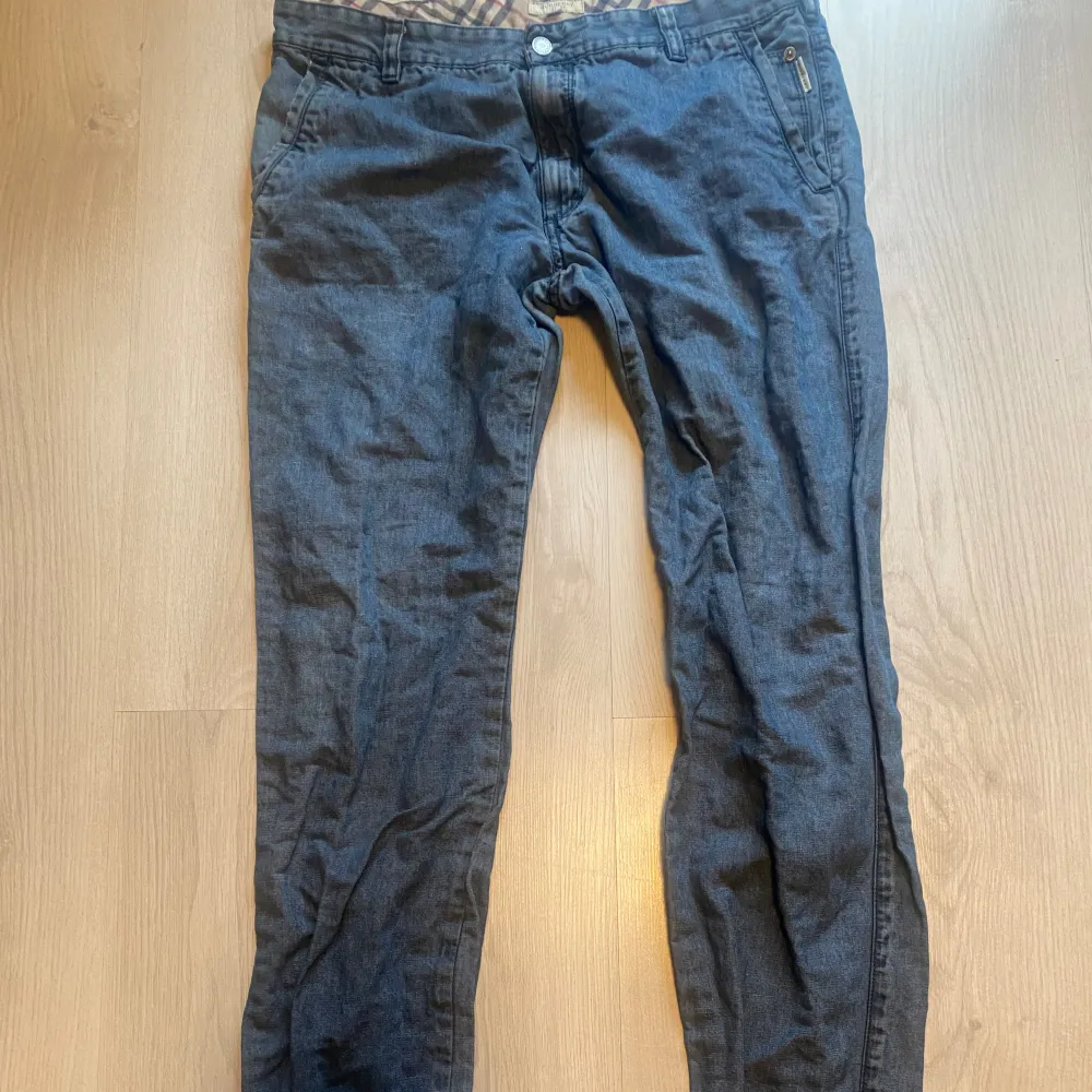 Burberry Linne byxor som inte är så använda. Bara att fråga på snabb svars tid. Jeans & Byxor.
