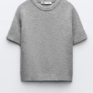 En jätte fin grå stickad t-shirt ifrån zara, använd max 4 gånger! Inga defekter 🩶
