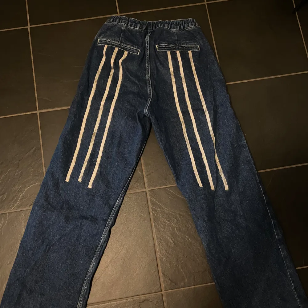 Feta jeans som jag gjort själv. Storlek ca men dem e justerbara och går att spänna åt nere vid fotleden. Jeans & Byxor.