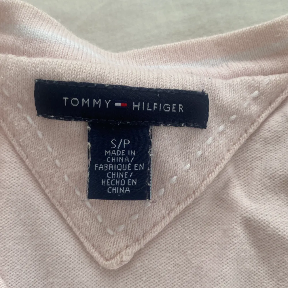 Ljus rosa Tommy Hilfiger tröja i storlek S. Väldigt bra skick då första gången ja tog på den va för att ta bilden🩷😂 köpt för 900kr säljer för 300. Pris kan diskuteras🩷. Tröjor & Koftor.