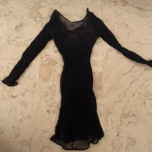 svart fishnet klänning-liknande plagg, når ungefär precis nedan rumpan och har trekvartslånga ärmar. perfekt för layering! ställ gärna frågor, priset går alltid att diskutera 
