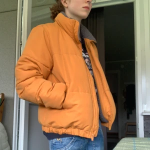 Orange vinterjacka - Orange-gul vinterjacka i storlek 34 köpt från ellos☺️ skriv gärna vid frågor :)💕