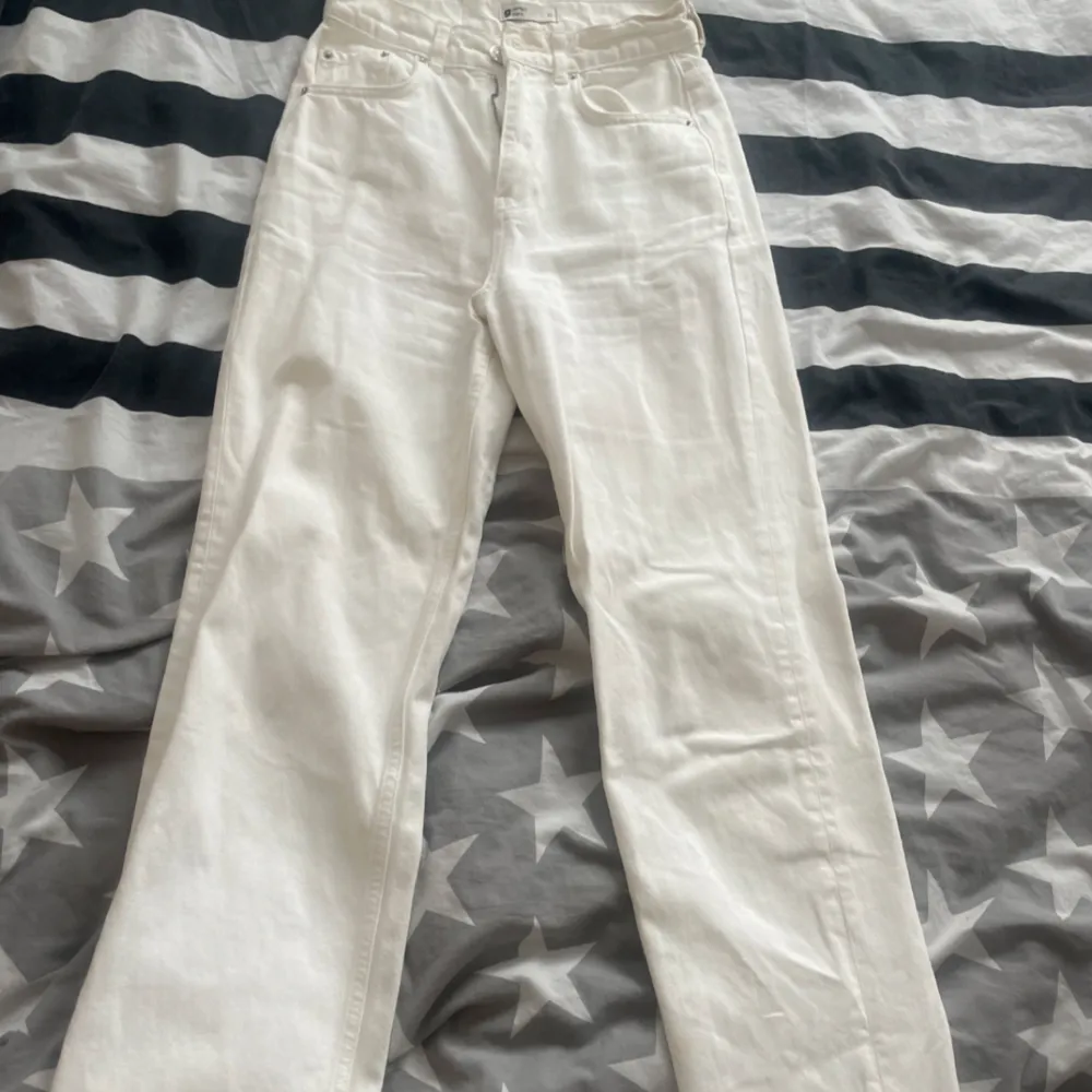 Vita högmidjade jeans med vida/raka ben.  Storlek 32 (passar även för någon med storlek 34)  Ej använts så mycket.  Köpta från Gina tricot. Jeans & Byxor.