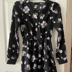 Klänning  - En fin sommar klänning som jag säljer då den är för liten. Använd fåtal gånger. Köparen står för frakt!!