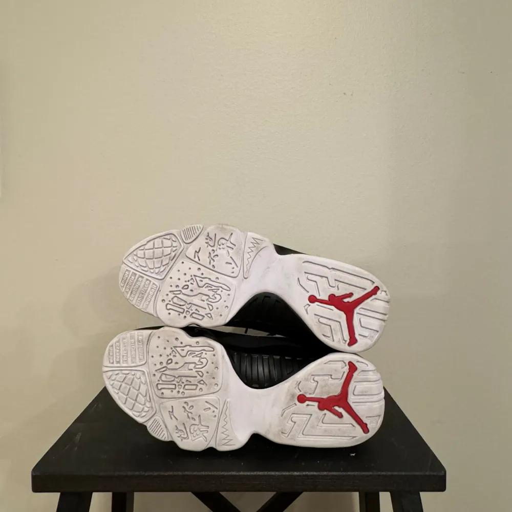 Ett par Nike Air Jordan i storlek 41 (US 8/UK 7) använda några gånger i nyskick (se bilder) köpta på GOAT. Saknar kartong. Skor.