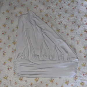 Topp Hanna Schönberg x NA-KD - One shoulder topp från Hanna Schönberg x NA-KD. Endast använd EN gång, dvs så gott som ny!