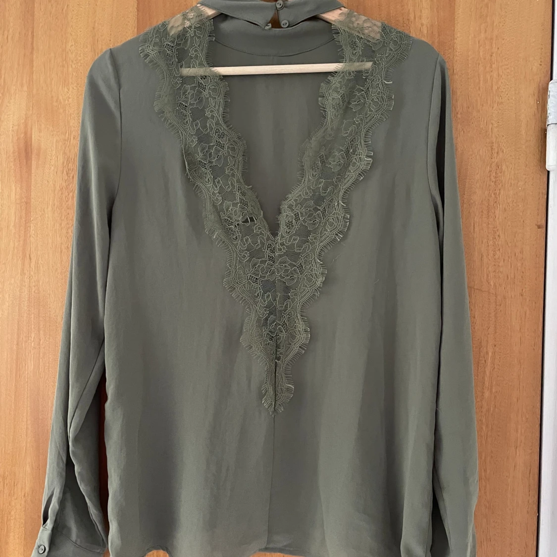 Blus med öppen rygg