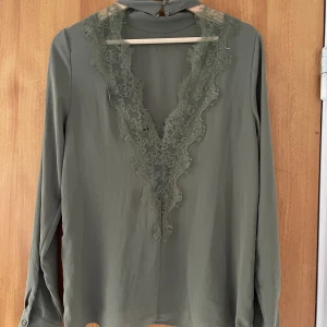 Blus med öppen rygg - Blus med öppen rygg