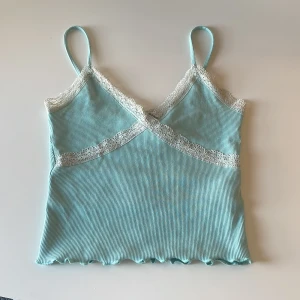 Baby blått linne - Säljer mitt jättegulliga baby blåa linne från Gina tricot i storlek XS, som är perfekt inför sommaren.😊 Använd några enstaka gånger men säljs för att den blivit för liten🙁(15kr frakt)