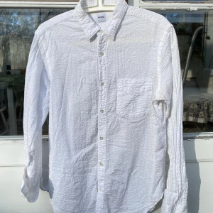 Aspesi helvit sommarskjorta - Hej, säljer en Aspesi skjorta i böckebölja material. Luftig och somrig, liknar linne. Sparsamt använd utan fläckar eller skador. Funkar både till dressat och Casual. Nypris 3000kr. Storlek M men passar även L. Pris kan diskuteras. Hör av dig!