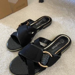 Sandaler från boohoo  - Jättefina sandaler från boohoo. De var lite för små på mig och blev för dyrt att returnera dem. Helt nya. Storlek 39 men passar 38 bättre tycker jag. 