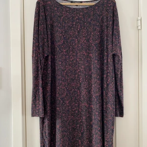 Ny mörk mönstrad klänning i strl S/M från Ilse Jacobsen   - Ny mörk mönstrad klänning i strl S/M från Ilse Jacobsen    Ny, aldrig använd   Mått Över bröstet: ca 70 cm Längd från axeln och ner: ca 90 cm  95% polyester och 5% elastan  Kommer från ett djur och rökfritt hem.