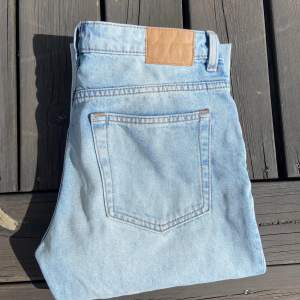 Jeans från weekday, modell ”PIN” i storlek 27/32💓