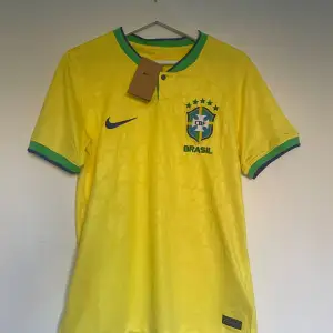 Tjena! En helt ny Brasilien fotbollströja  Tags sitter kvar Storlek S 