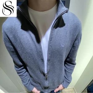 Burberry Zip  - Eftertrktad Burberry zip | Kashmir material med strips på axlarna - Storlek M - Fint skick, sparsamt använd - Nypris 4495kr - Kan gå ner i pris vid snabb affär - vid frågor ”kontakta”