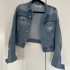 Acne Jeansjacka - Supersnygg lite kortare Acne Jeansjacka med en innerficka i storlek 36. Jag skulle säga att den passar någon som brukar att ha storlek 34-36, XS-S. Knappt använd.