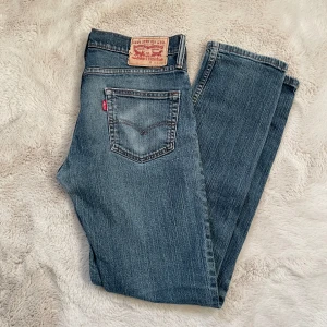 Levis 511 slimfit  - Trendiga Levis 511 med en slimfit passform - bra skick- nypris ca 1199kr. Frågor? Skriv!