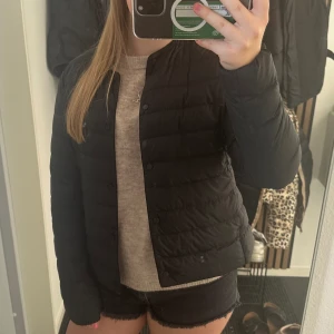 Uniqlo jacka - Skitsnygg jacka, använd ca 3 gånger så i topp skick!💓💓Skriv vid intresse osv! Nypris 800kr. Storlek M men passar S och Xs