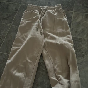 Beige mjukisbyxor  - Beiga mjukisbyxor från h&m storlek xs Midjemått ca 64cm