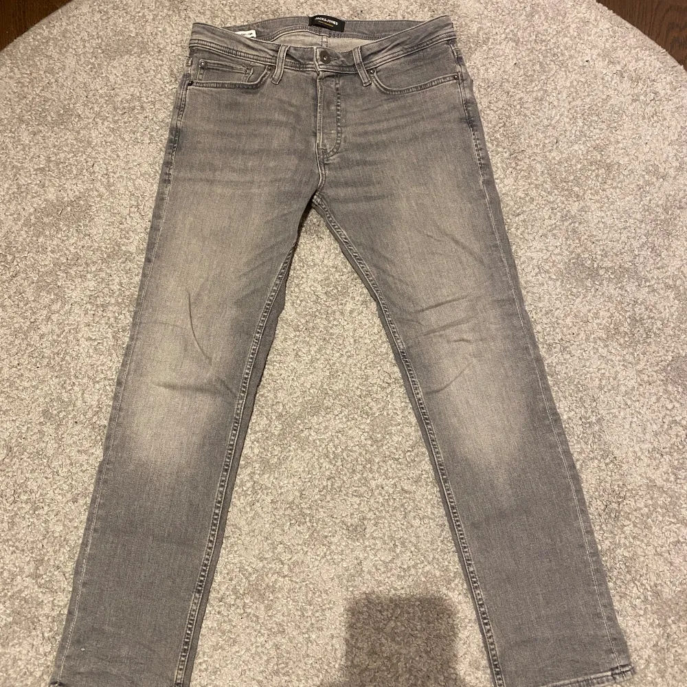 Tja! Säljer nu mina Jack and Jones slim fit då dom inte kommer till användning  Skick 10/10 ( använda Max 3 gånger ) Köpta för 800 Säljer för 400 😁. Jeans & Byxor.