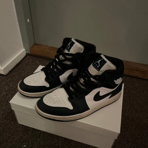 Jordan Dark Teal mid 43 - Jordans storlek 43. Använda väldigt varsamt och vid få tillfällen. Inte creasade något alls! Köptes på MerchSweden för 3499kr. 
