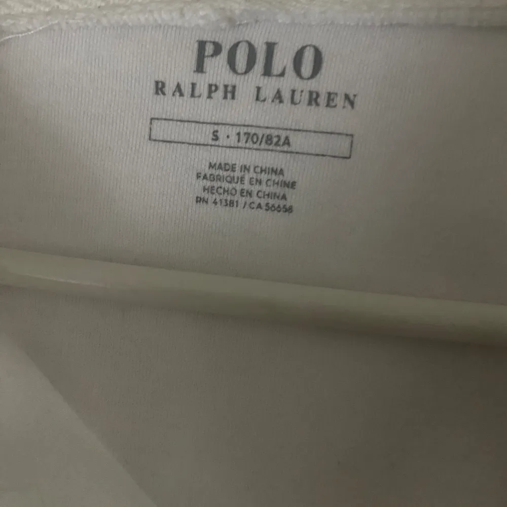 Polo Ralp Lauren Zip tröja för ett bra pris  * använd 3 gånger * är i nyskick, säljer så den är för stor för mig  * Storlen S * passar både tjejer och killar  Vid snabb affär kan priset diskuteras. Hoodies.