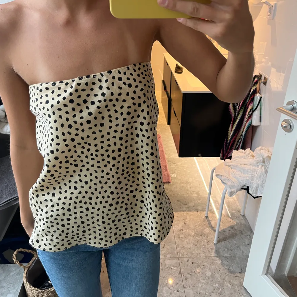 Super fin topp/kjol i storlek small! Säljes pågrund av att jag inte använder den längre! Köparen står för frakt😘. Yläosat.