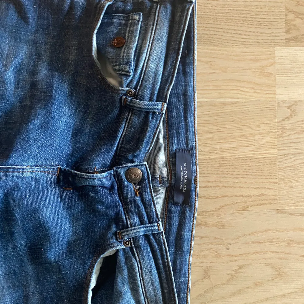 Väldigt Lågmidjade jeans med bootcut från scotch & soda. Knappt använda. Storlek 28/32 , S/M.  Kan mötas upp i Sthlm! 😊. Jeans & Byxor.
