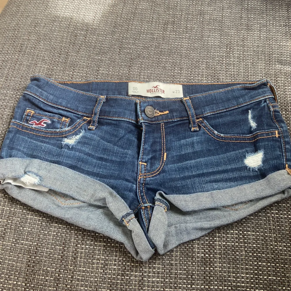 Low waist mörk blåa shorts från Hollister i strl w 23 som motsvarar xxs. Väldigt fina till sommaren och använd några gånger. Shorts.