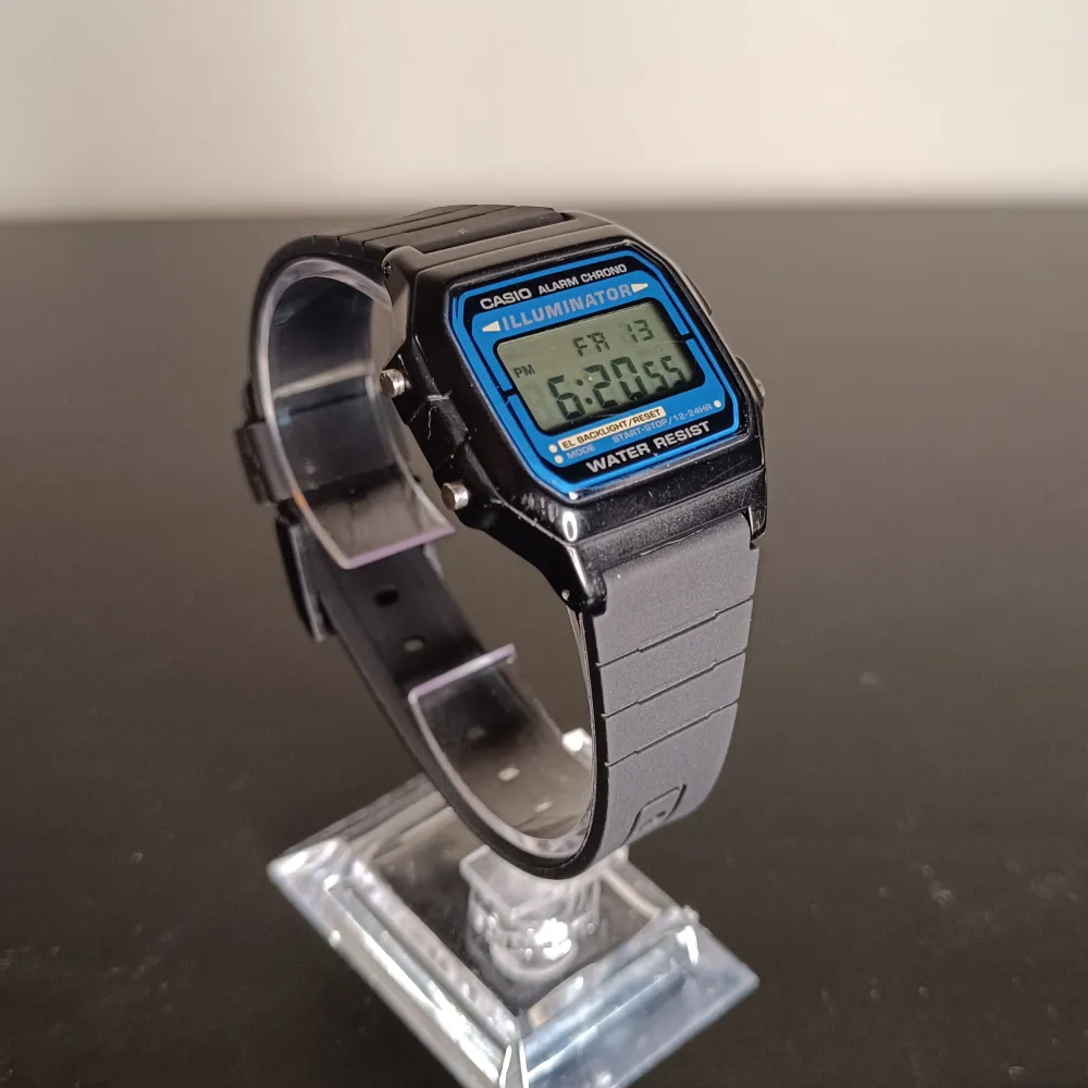 En retro Casio f-105 klocka i fint skick, nya remmar och inga större repor.. Accessoarer.