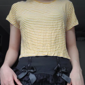 Tshirt Monki - Gullig gulrandig tröja från Monki. Från second hand ochär väl använd men i bra skick! Ger mycket sommarvibes