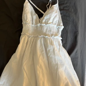 Sommarklänning  - Fin klänning i linne liknande tyg. Storlek xs o ganska kort 💕