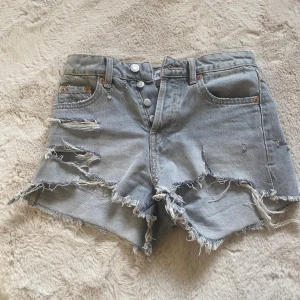 Jeansshorts  - Ett par jättesnygga jeansshorts från zara som inte passar mig längre❤️ midjemåttet är 33cm, skriv för fler bilder❤️