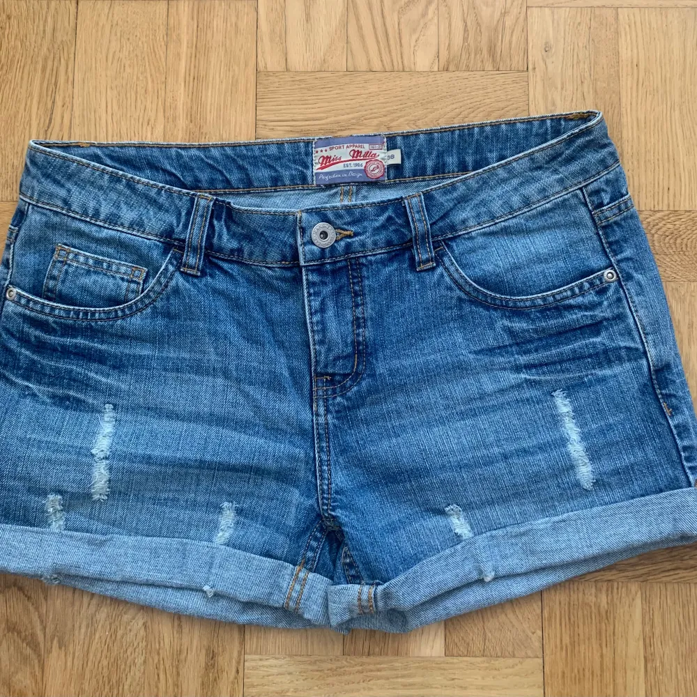 jättesnygga lågmidjade jeansshorts i nyskick❣️. Shorts.