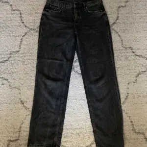 Lågmidjade Gina Tricot jeans i färgen mörkgrå med storlek 38. Köpt för 1 år sedan och andvänd 3 gånger💕