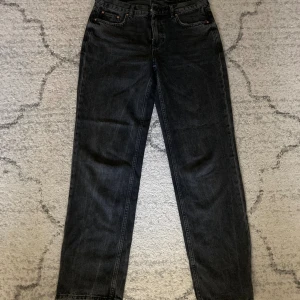 Gina Tricot lågmidjade straight leg jeans grå - Lågmidjade Gina Tricot jeans i färgen mörkgrå med storlek 38. Köpt för 1 år sedan och andvänd 3 gånger💕