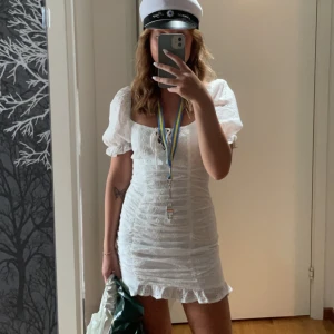 Klänning - En vit klänning som är perfekt som studentklänning!  Jag har endast använt den en gång o de va på min student