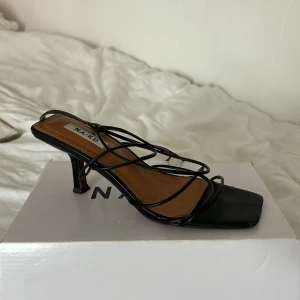 Kitten heels - Från NAKD, använd fåtal gånger. Går att spänna åt med banden. 