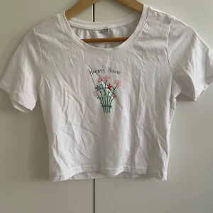 harrys house t-shirt - supergullig harrys house tröja💗