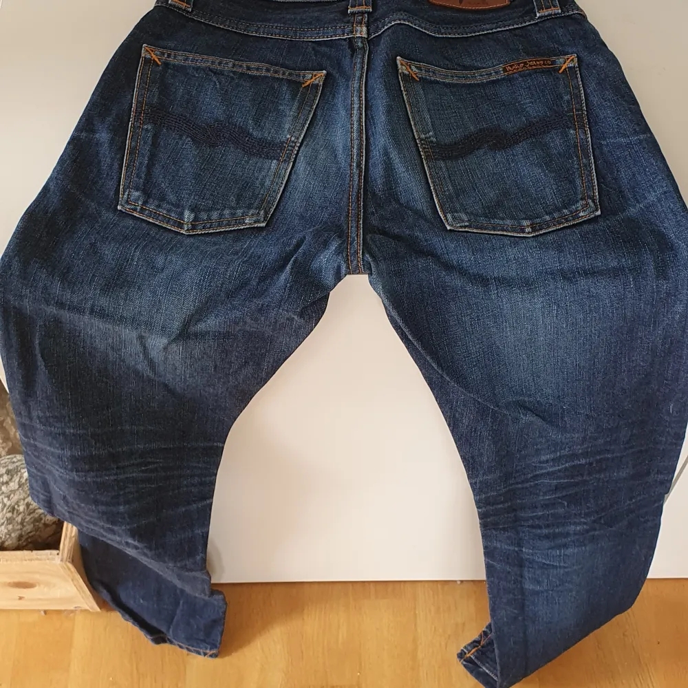 Nudie jeans, ej särskilt mycket använda. Skick enligt bild. Storlek W27. Jeans & Byxor.