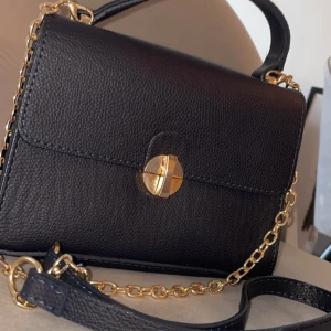 Handväska/Axelväska - Jättefin marinblå handväska köpt utomlands, har aldrig kommit till användning. Obs inga fack 