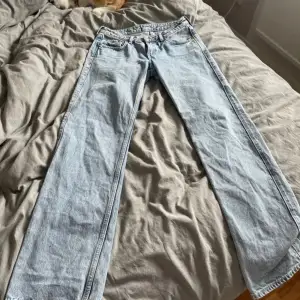 Säljer mina jätte fina jeans ifrån weekday då det blivit för små för mig. Det är modellen low arrow jeans. Super bra skick och jätte fina💕storlek 25 och längd 32. Köptes för 590 kr!