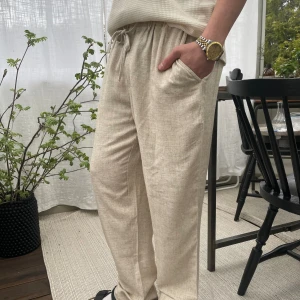 Linnebyxor  - Byxorna passar bägge könen. Och just nu finns det bara 4 byxor kvar i denna färg, i storlekarna S och M. Skriv till oss om du vill veta något mer🌊☀️