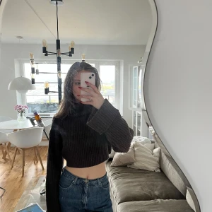 Stickad tröja - Kort stickad polotröja💖använd enstaka gång, superskönt material och i fint skick!