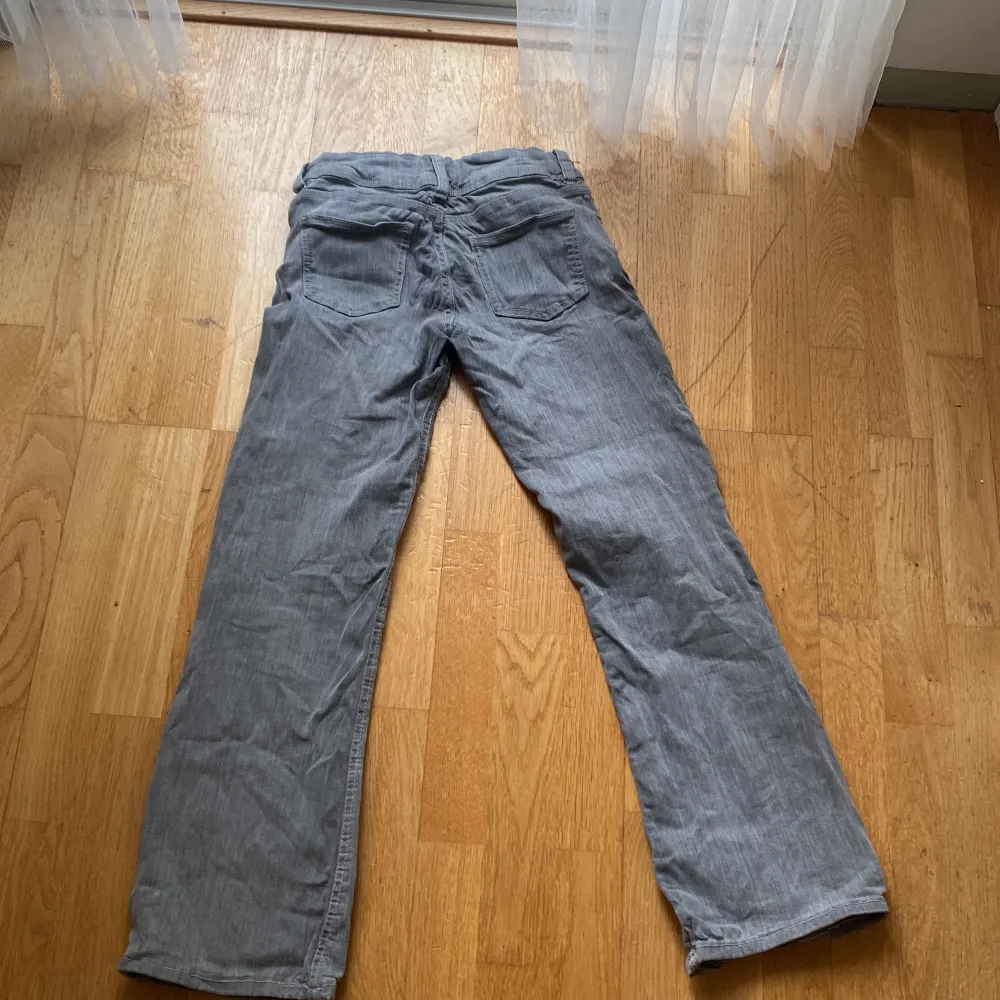Från Gina young storlek 152,köpta för 350 har inte sönder dock inte stryckna på bilden men annars bra skick . Jeans & Byxor.
